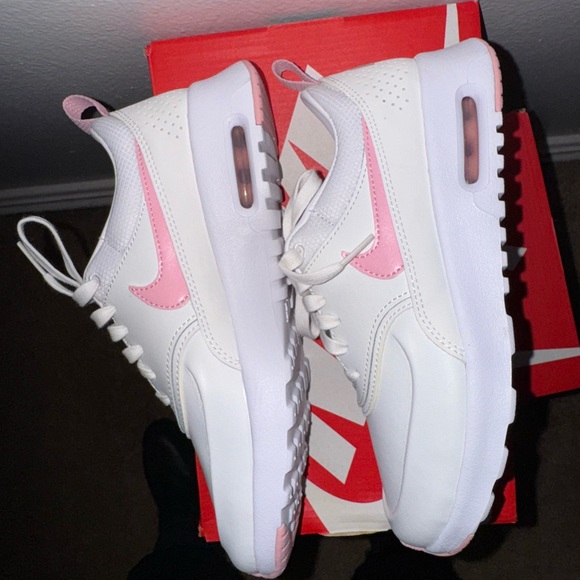 NEW Nike White and Pink Sneakers with Air Cushioning and Textured Sole - Picture 6 of 12